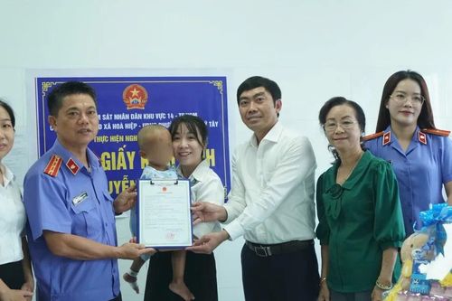 Trao giấy khai sinh cho bé trai 2 tuổi bị bạo hành tại TPHCM