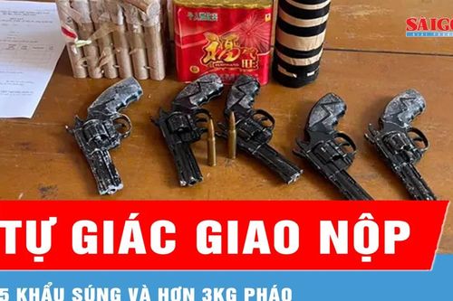 Người dân tự giác giao nộp 5 khẩu súng và hơn 3kg pháo