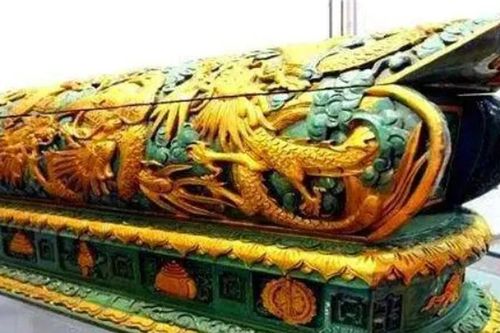 Một nhát cuốc làm lộ mộ cổ, bên trong có 'quan tài rồng' gây kinh ngạc