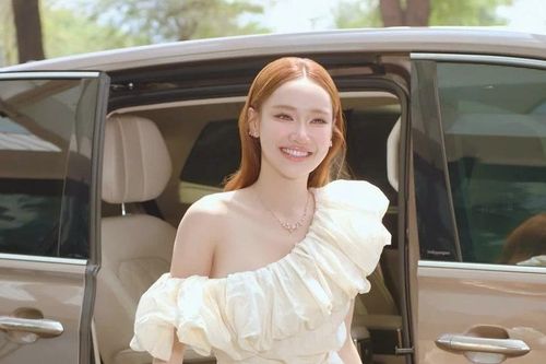 Vòng eo con kiến của Mẹ 3 con Nhã Phương khiến hội chị em trầm trồ