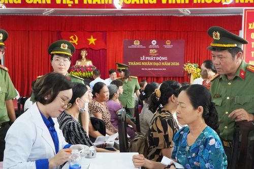 Ấm lòng khám bệnh, cấp thuốc miễn phí cho người dân vùng ven Cần Thơ