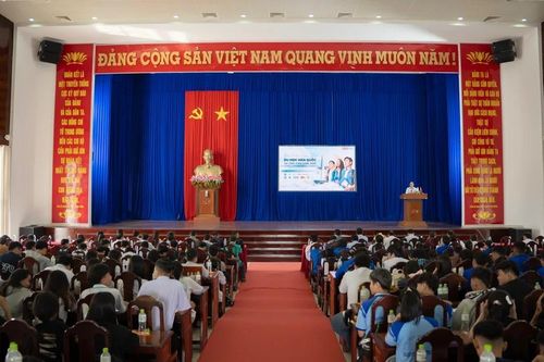 Hơn 200 học sinh lớp 12 ở Vĩnh Long tham gia chương trình tư vấn du học