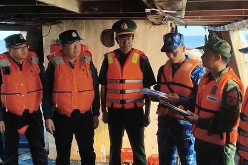BĐBP Hải Phòng bàn giao 10 ngư dân Trung Quốc cùng 2 tàu cá gặp nạn trên biển