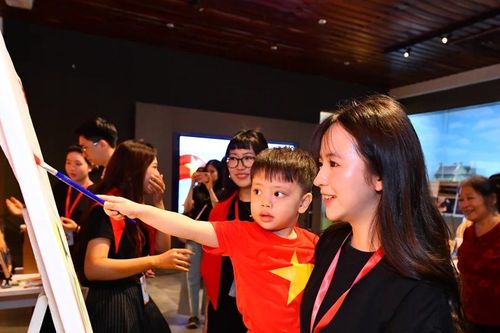 Trải nghiệm đa chiều tại buổi trưng bày 'Chuyện thời bình'