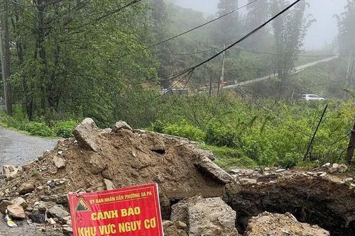 Nhiều hố sụt chềnh ềnh giữa đường Sa Pa, chính quyền cảnh báo nóng