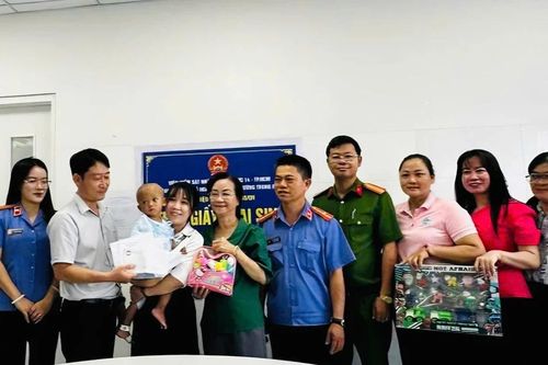 Diễn biến mới vụ bé 2 tuổi bị mẹ và người tình bạo hành tại TPHCM