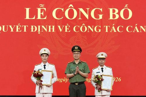 Chủ tịch và Tổng Giám đốc FPT Telecom được phong hàm thượng tá