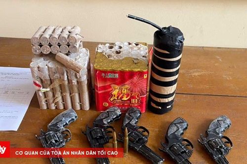 Nhặt được 5 khẩu súng và pháo vứt bên đường