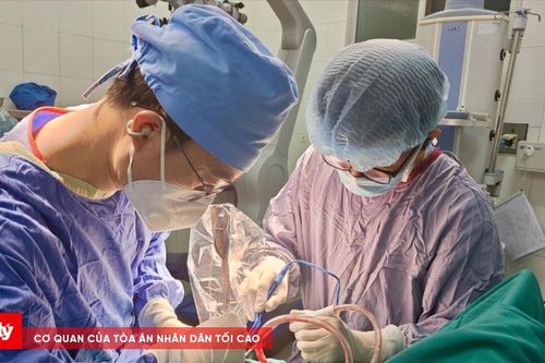Bé trai 11 tuổi bị dao cắm vào đầu khi chơi đùa cùng anh trai
