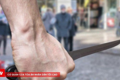 Dùng dao gây rối trật tự công cộng bị xử lý mấy tội danh?