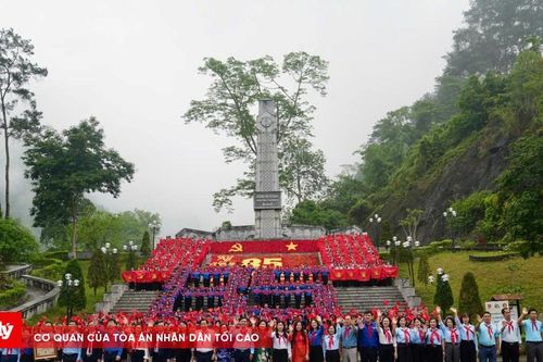 Xác lập kỷ lục hơn 1.000 người đồng diễn nghi thức Đội tại cột mốc Km0