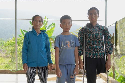 Cụt chân, mắc ung thư, người phụ nữ nghèo ở Nghệ An gồng mình nuôi con nhỏ
