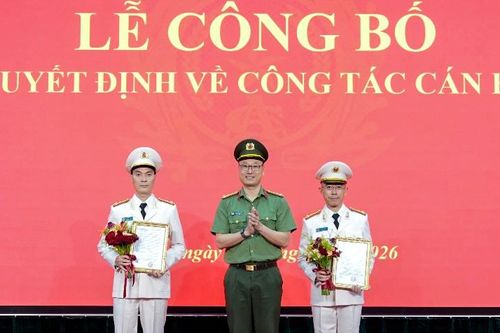 Chủ tịch và Tổng giám đốc FPT Telecom được phong thượng tá