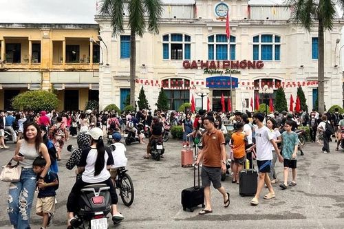 Tuyến tàu 'food tour' Hà Nội - Hải Phòng hút khách nhờ ưu đãi lớn