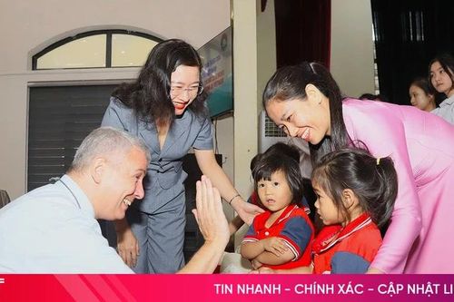 Đại sứ Vương quốc Bỉ trao quà cho học sinh khó khăn Hà Tĩnh