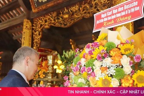 Đại sứ Vương quốc Bỉ dâng hương tại Khu di tích Nguyễn Du