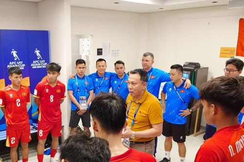 Chủ tịch Trần Quốc Tuấn động viên U17 Việt Nam hướng tới trận quyết định gặp UAE