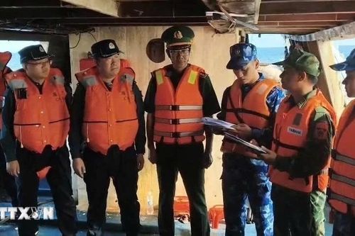 Bàn giao 2 tàu cá cùng 10 ngư dân gặp nạn cho lực lượng chấp pháp Trung Quốc