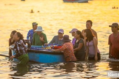 Ngư dân Đắk Lắk thu hàng triệu đồng sau đêm đánh cá cơm, phấn khởi vươn khơi bám biển