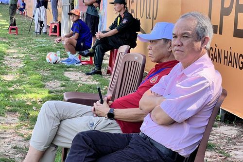 Bầu Đức đội nắng 'thắp lửa' cho bóng đá trẻ