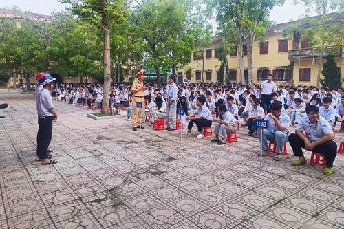 Trang bị kỹ năng tham gia giao thông an toàn cho học sinh Trường THPT Hoằng Hóa 4