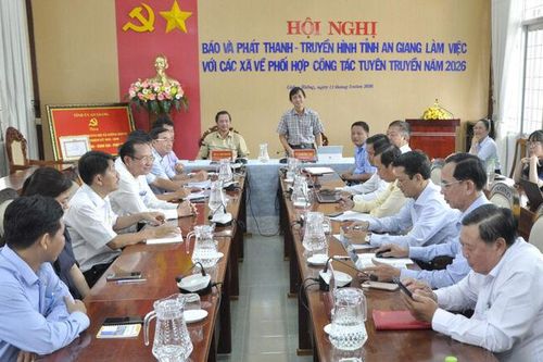 Ban Giám đốc Báo và Phát thanh - Truyền hình An Giang gặp gỡ, trao đổi công tác tuyên truyền với các xã