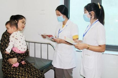 Nhân viên y tế thôn, bản tận tâm vì sức khỏe người dân