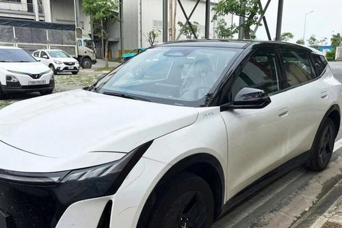 VinFast VF 8 thế hệ mới lộ diện: Thay đổi thiết kế cản trước, cụm đèn hậu và bộ mâm mới