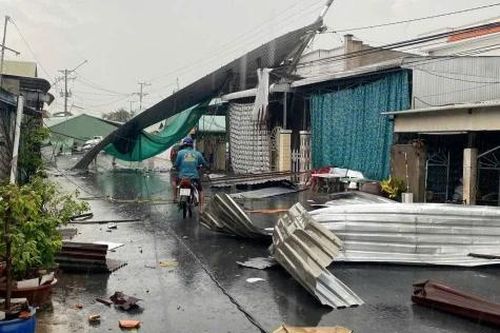 Giông lốc làm sập và tốc mái 47 căn nhà tại xã Long Phú Thuận