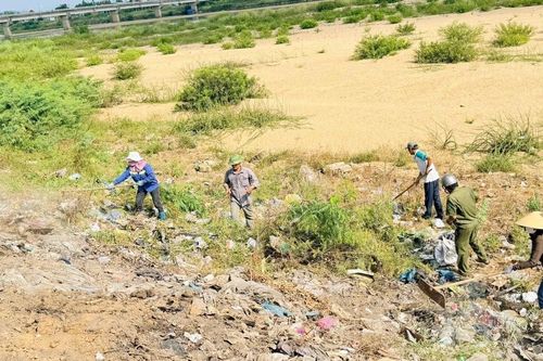 Tổng vệ sinh bờ kè sông Côn thuộc khu vực làng nghề bánh, bún An Thái