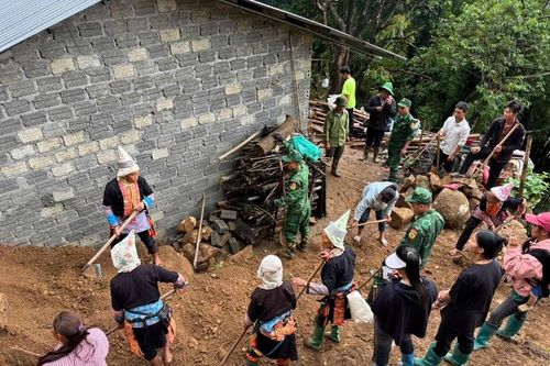 Sạt lở đất đá gây thiệt hại tài sản tại xã Sì Lở Lầu
