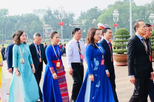 Đoàn đại biểu tỉnh Lào Cai dự Đại hội đại biểu toàn quốc MTTQ Việt Nam lần thứ XI cùng các đại biểu vào Lăng viếng Chủ tịch Hồ Chí Minh