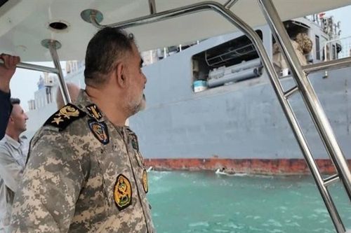 Iran triển khai tàu ngầm cá heo tại eo biển Hormuz và phát thông điệp cảnh báo