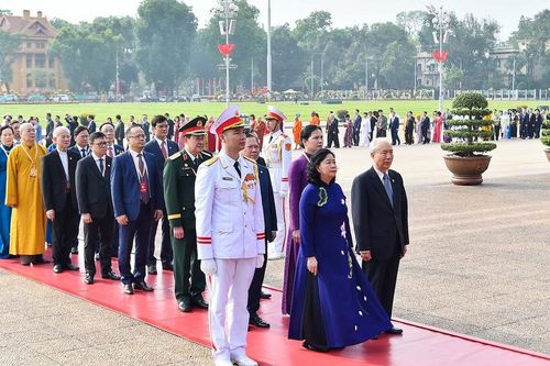Đoàn đại biểu tham dự Đại hội đại biểu toàn quốc Mặt trận Tổ quốc Việt Nam lần thứ XI vào Lăng viếng Chủ tịch Hồ Chí Minh