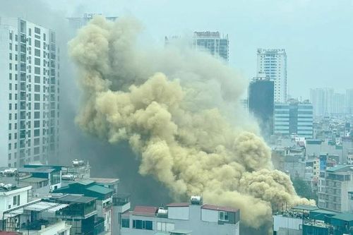 Hà Nội: Hàng chục lính cứu hỏa chữa cháy quán bar Volume Club ở Lê Đức Thọ