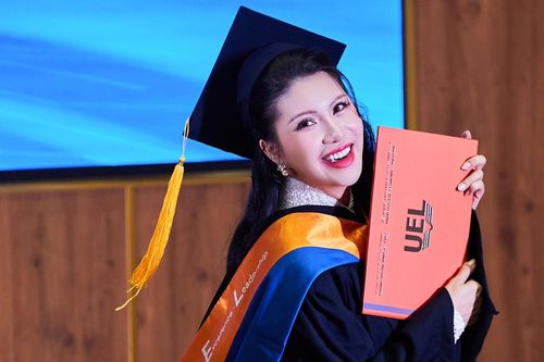 'Hoa hậu hàng không' Loan Vương nhận 2 bằng thạc sĩ trong vòng 6 tháng