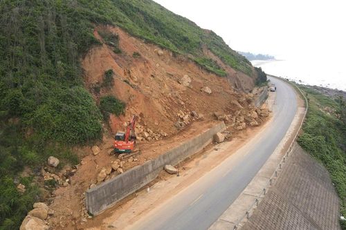 Hà Tĩnh xử lý khẩn cấp điểm sạt lở nguy hiểm trên đường ven biển