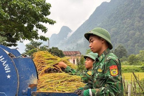 'Thứ 7 về bản' - Khi màu xanh áo lính hòa cùng mùa vàng nơi biên giới