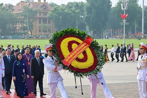 Đoàn đại biểu dự Đại hội Mặt trận Tổ quốc Việt Nam vào Lăng viếng Chủ tịch Hồ Chí Minh