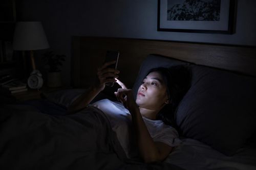 Vì sao chơi điện thoại trong tối khiến mắt ngày càng yếu?