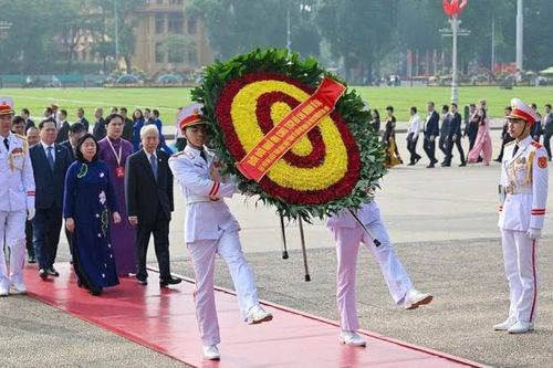 Đại biểu dự Đại hội Mặt trận Tổ quốc vào Lăng viếng Bác