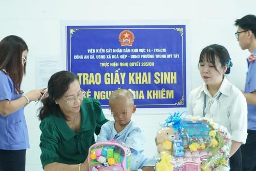 Trao giấy khai sinh và tặng quà cho bé trai bị bạo hành đang điều trị tại Bệnh viện Nhi đồng 1