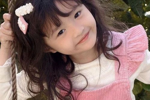 Bức hình chụp 'bé gái Tây Nguyên' gây sốt MXH vì quá xinh, danh tính bố mẹ không phải dạng vừa