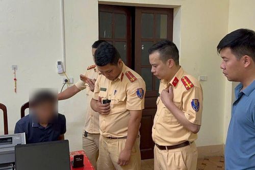 Bị CSGT dừng xe kiểm tra, người đàn ông để lộ 'bí mật' bên trong mảnh giấy trắng