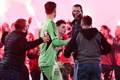 Trận derby Praha bị gián đoạn bởi hàng trăm cổ động viên cầm pháo sáng tràn xuống sân