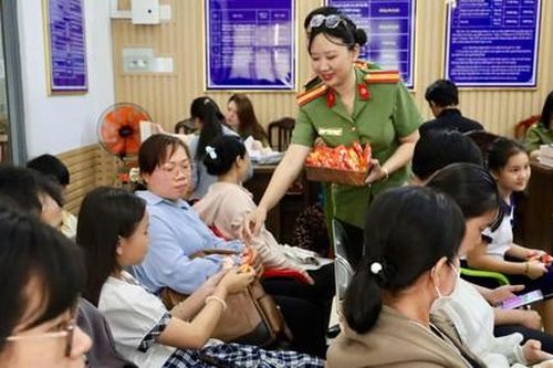 Công an TPHCM: Phục vụ bánh, sữa cho các công dân 'nhí' đến làm thủ tục cấp căn cước