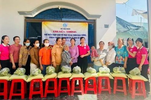 Công an xã Tân Nhựt: Tuyên truyền về an toàn giao thông và phòng chống tội phạm mạng cho hội viên phụ nữ