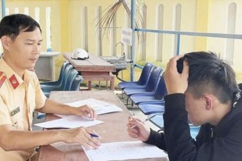Tịch thu phương tiện của thiếu niên chạy xe máy bằng 1 bánh, người mẹ cũng bị phạt 9 triệu đồng
