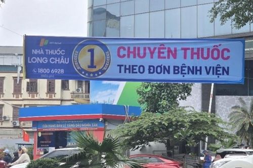 Treo băng rôn quảng cáo lên cây xanh, cột điện: Doanh nghiệp có thể đối mặt mức phạt nào?