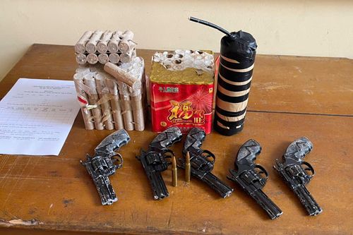 Phát hiện 5 khẩu súng kèm pháo nổ và đạn trong túi xách bỏ ven đường